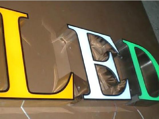 东海介绍LED招牌的基础知识。